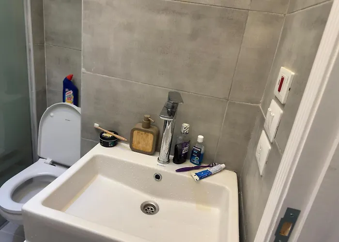 Modern 2 Bedroom With Private Apartment *
